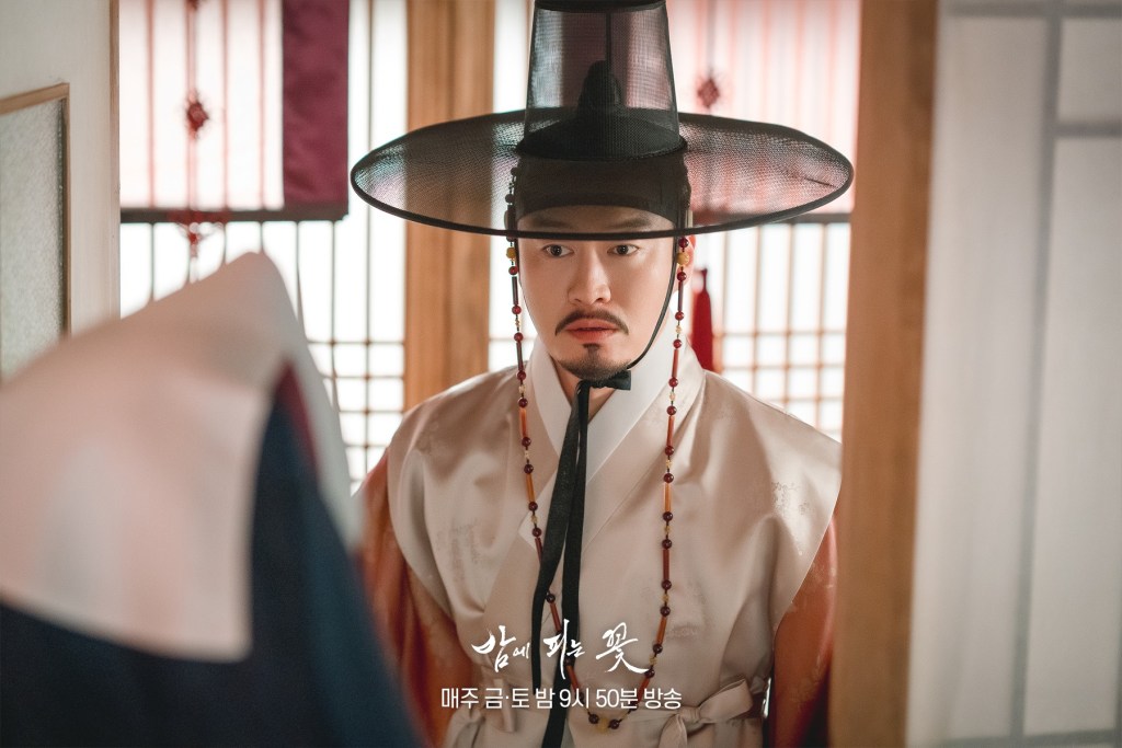 韓劇《夜晚盛開的花》分集劇情評論,白天守寡夜晚成為女俠 1 426619396 916977309784181 402689758066297886 n