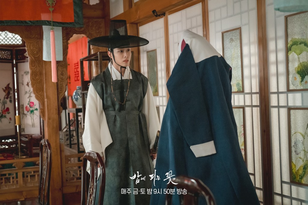 韓劇《夜晚盛開的花》分集劇情評論,白天守寡夜晚成為女俠 2 426751755 916977339784178 3751646123709660844 n