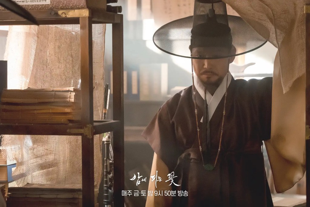 韓劇《夜晚盛開的花》分集劇情評論,白天守寡夜晚成為女俠 1 《夜晚盛開的花》EP7 劇情評論 1