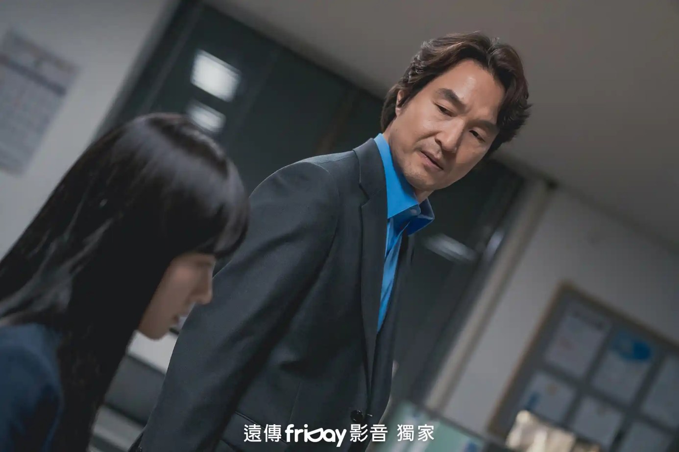 韓劇《如此親密的背叛者》劇情看點,心理分析師父女間難以直視的真相裂痕 9 獨家 背叛者劇照加logo 1001 13