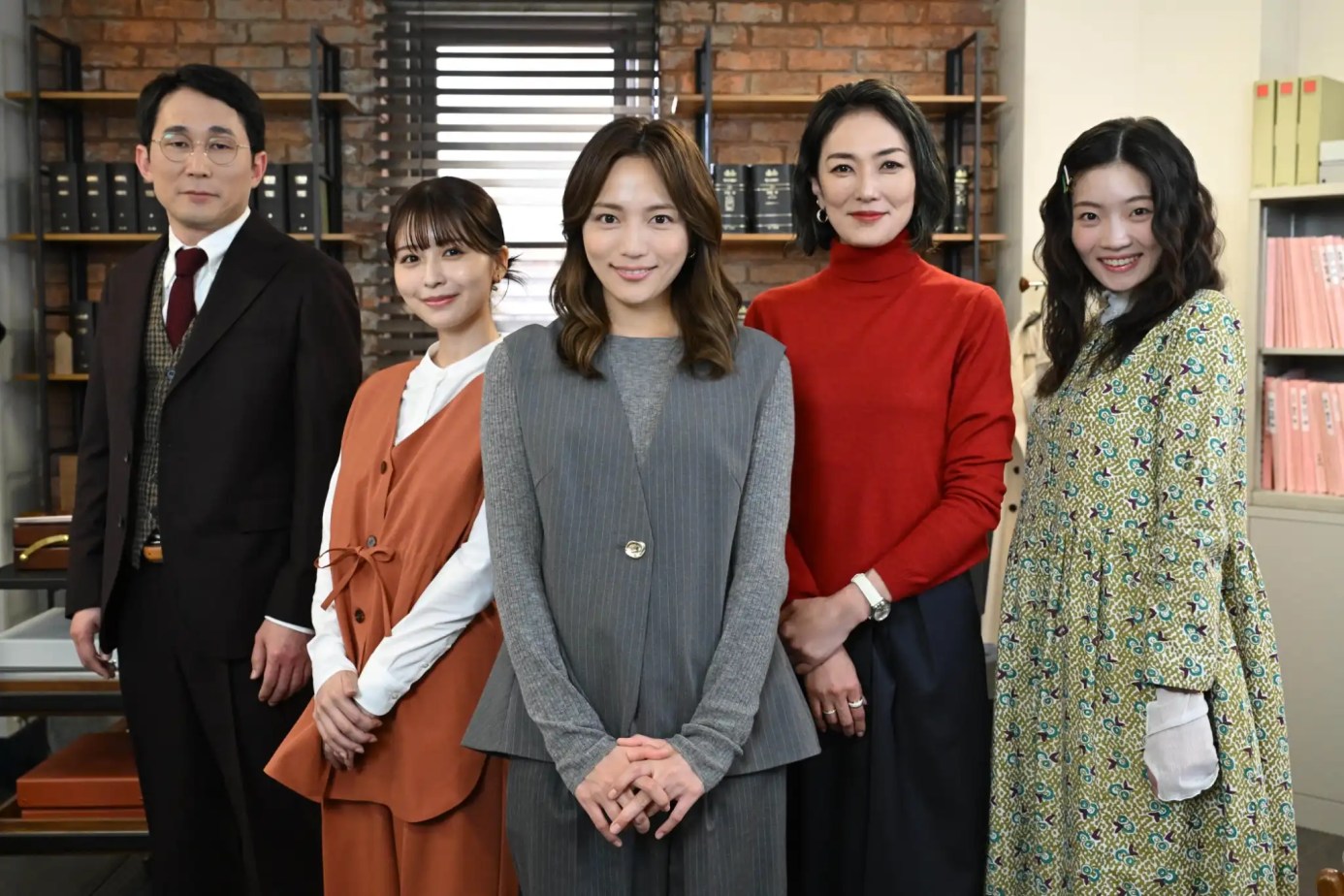 2025 冬季日劇《Ensemble 合奏》分集劇情,探索戀愛與法律的微妙平衡 2 GePOtbabEAA1 YR