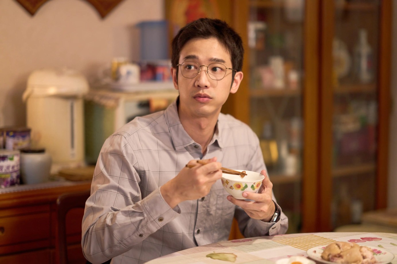 Netflix 台劇《童話故事下集》分集劇情評論,並沒有童話故事上集 12 劉以豪飾演呆萌但不修邊幅的「媽寶人夫」曾學友