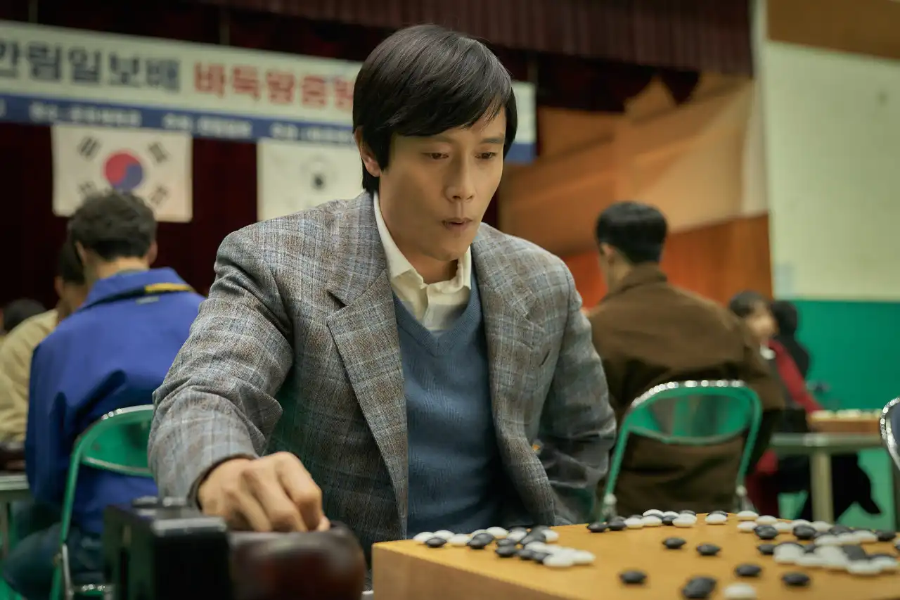 Netflix 電影《終極對弈》劇情評論,李炳憲、劉亞仁詮釋傳奇棋士對決 14 GpwEd laYAIVEp