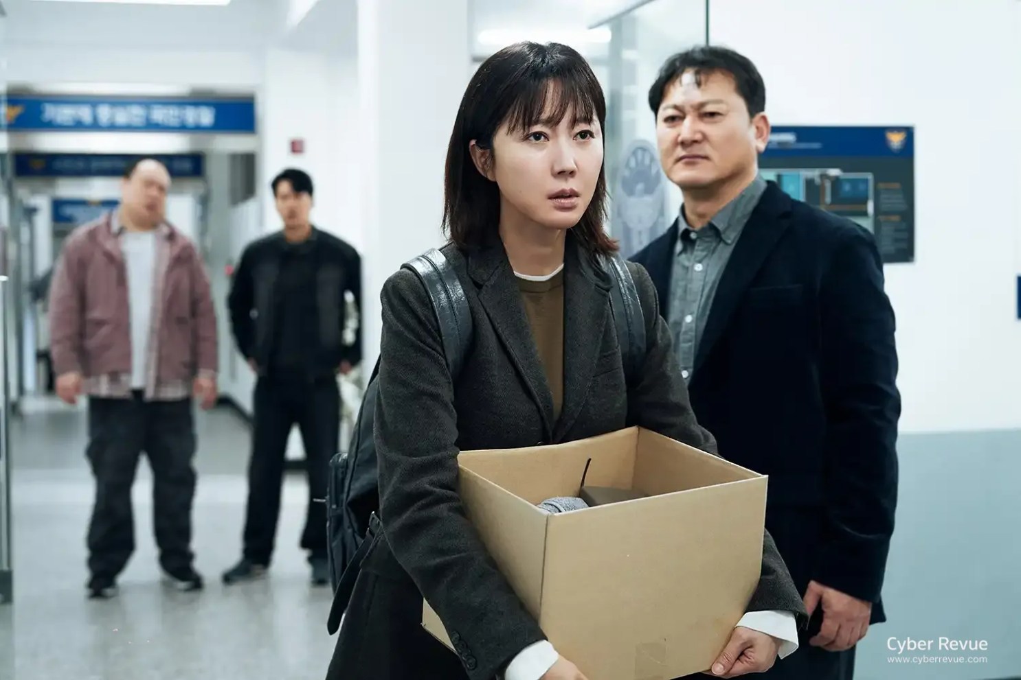 Netflix 電影《Cross:跨界任務2》最強夫妻檔回歸!黃晸珉續當主夫特務被老婆廉晶雅拖去救國寶 7 Netflix 電影《Cross:跨界任務2》最強夫妻檔回歸!黃晸珉續當主夫特務被老婆廉晶雅拖去救國寶
