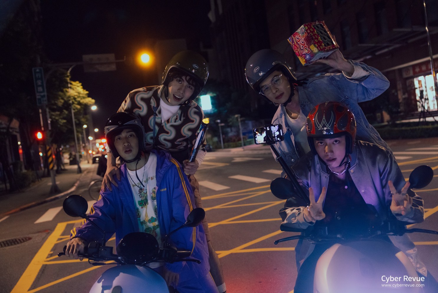 Netflix 台劇《百萬人推理》分集劇情評論,鄭伊健聯手百萬網紅揭開流量背後的殺機 4 百萬網紅男團「婁峻碩、蔡凡熙、詹懷雲、楊懿軒」成命案被害人兼嫌疑犯 鄭伊健飾演警探開槍遭網友炎上